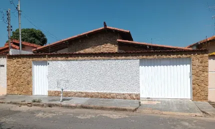 'Casa Completa à Venda no Morada do Parque – 2 Quartos, 3 Salas, Área Churrasqueira e Barracão!'