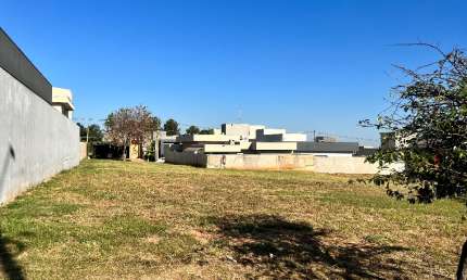 Terreno de 360 m2, no Condomínio Jardim Botânico, em Bady Bassit.