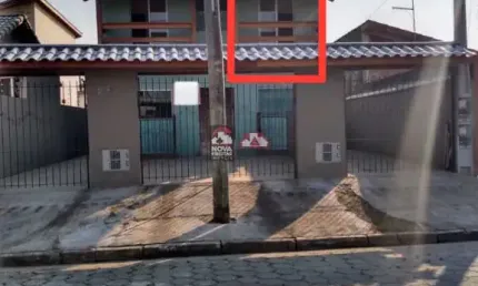 Casa assobradada com 2 dormitórios no bairro Golfinho, próximo ao UBS, escola,