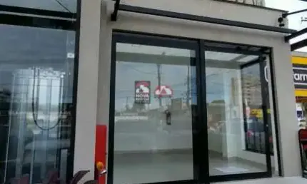 sala comercial 28,52m², nova com wc, excelente localização no centro de Caraguá