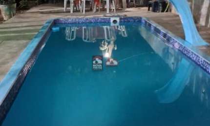 Chácara de 8 mil m². Repleta de árvores frutíferas e com piscina e churrasqueira.