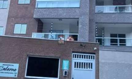 Apartamento com todo conforto com armários embutidos