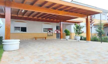 Conforto e lazer nesta bela casa localizada no prestigiado Condomínio Reserva Anauá!