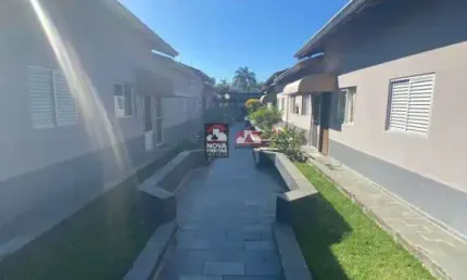 Linda casa térrea em condomínio fechado no golfinho