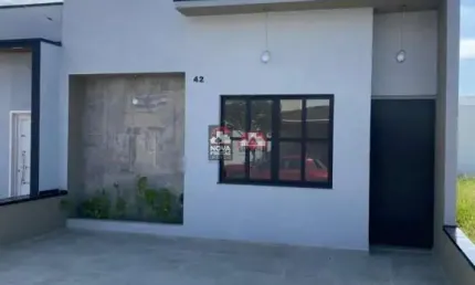 Casa em Condomínio Fechado com 3 Dormitórios e Piscina!