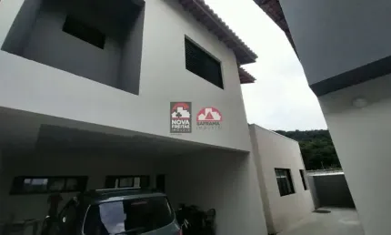 Sobrado novo à venda em bairro seguro, tranquilo e residencial em Caraguatatuba, 3 suítes