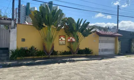 Você está em busca de um lar espaçoso e bem localizado? Esta casa é perfeita para você!
