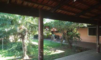 Vende-se casa no Indaiá, com quintal grande e vaga coberta para três carros!