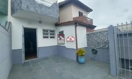 SOBRADO EM CONDOMÍNIO BAIRRO ARUAN COM 2 DORMITÓRIOS, 2 WCs E ESPAÇO PRIVATIVO