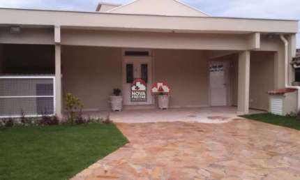 Casa com três dormitórios sendo com piscina, areá gourmet