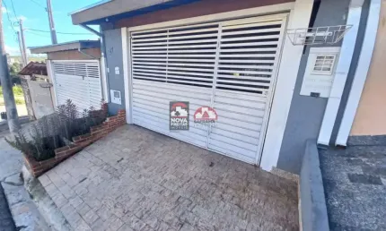 Encantadora casa de 3 dormitórios, sendo 1 suíte, localizada no charmoso bairro Hípica Pinheiro em Taubaté.