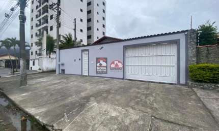 Excelente casa com piscina ,churrasqueira e bem localizada na martim de Sá
