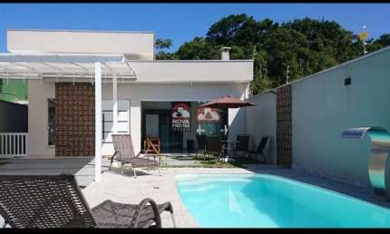 Vendo excelente casa próximo a praia com linda piscina e 3 dormitórios!!!