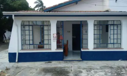 Casa Ampla no Ipiranga (SJC): 4 Quartos (1 Suíte), 6 Vagas e Terreno de 700m² - Potencial para Investimento!