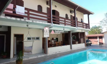 Excelente oportunidade! Casa a 50 metros da praia Martim de Sá, com 04 suítes, piscina e vaga para até 10 carros.