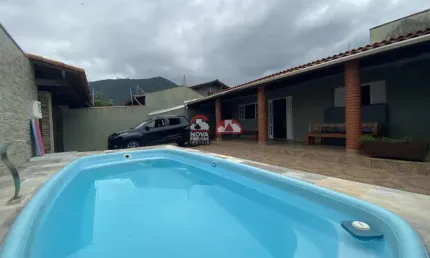 Casa de praia com piscina na região central de Caraguá