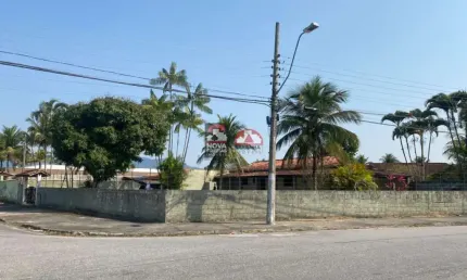 Excelente área bem localizada de esquina e de frente para praça.