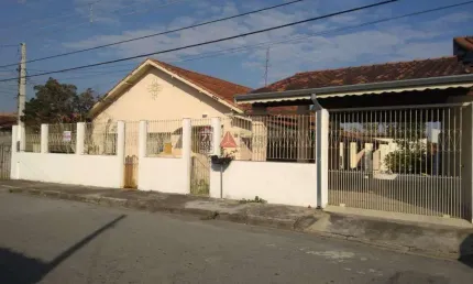 Casa Antiga Bem Conservada com 4 Dormitórios e 3 Vagas de Garagem