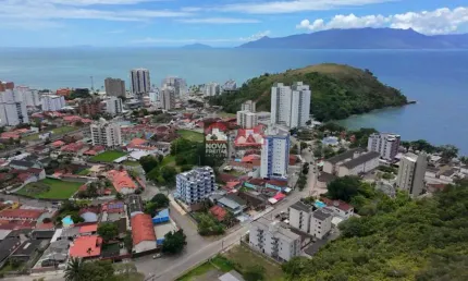 Apartamento de praia muito versátil, pode ser usado para moradia, veraneio ou investimento em locação temporada.