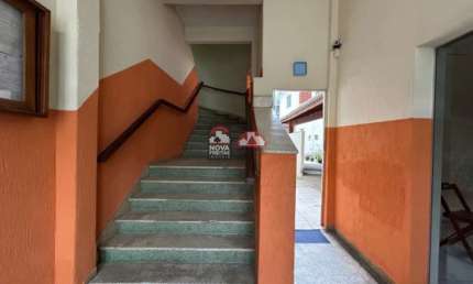 Apto com 2 dormitórios mobiliado no centro, sem garagem.
