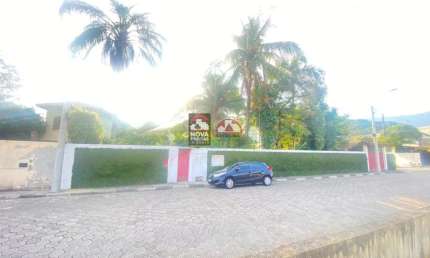Casa com piscina e área de   terreno de 1050M² - Próximo ao centro e à praia em Caraguatatuba