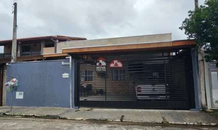 Excelente casa no coração do bairro, próximo a comércios, ponto de ônibus, etc.