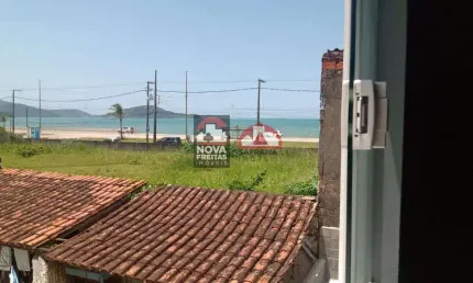 Apartamento com 2 dormitórios, à uma rua da praia do massaguaçu. com vaga de garagem.
