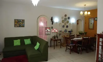 Casa com 3 quartos para alugar na Praça Leonidia Scavone, 62, Centro, Jacareí