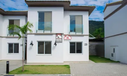 Casa a venda na Praia das Cigarras em São Sebastião, localizada em condomínio fechado pé na areia.