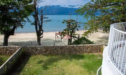 Mansão Pé na Areia em Condomínio na Praia das Cigarras em São Sebastião