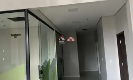 Loja comercial moderna com mezanino no jardim aquarius