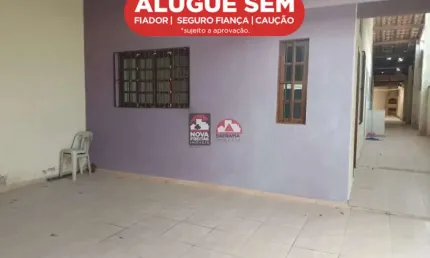 Linda casa térrea com 02 suítes, lavabo, escritório e churrasqueira!!