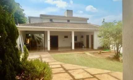 Casa à Venda em Vila Rezende, Goiânia: 5 Quartos, 543m², R$1,49Mi