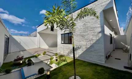 Casa à Venda no Jardim Presidente, Goiânia - 4 Suítes, 185m²