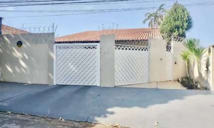 Casa à Venda em Jardim América, Goiânia - 4 Quartos, 200m²