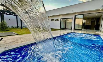 Casa à Venda em Vila Rosa, Goiânia: 4 Suítes, 469m², R$1.6Mi