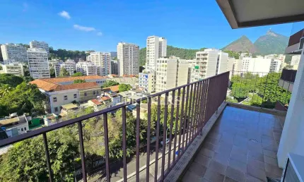 Apartamento à venda na rua ipiranga, laranjeiras, rio de janeiro. varanda com vista panorâmica, 2 q