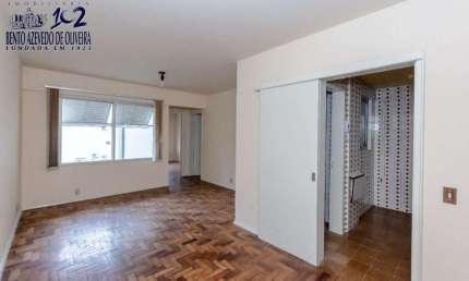 Espaçoso como antigo, estruturado como moderno: Venha morar neste apartamento de