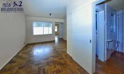 Espaçoso como antigo, estruturado como moderno: Venha morar neste apartamento de