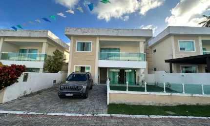 Excelente casa em Buraquinho no Condomínio Jardim Tropical - Localização fantástica - 4/4 sendo 3 suítes - Bem dividida - Nascente - Área gourmet - 2 vagas
