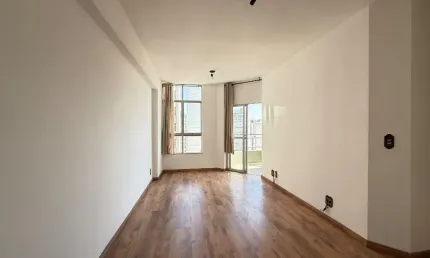 Apartamento com 1 quarto e 1 vaga de garagem em plena Av. Itamar Franco, espera por você!