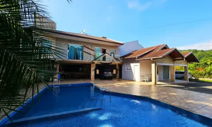 Casa para sua família com 5 dormitórios, área de festas e piscina.