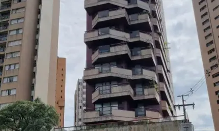 Amplo apartamento no Cabral com 3 vagas individuais e 438m² no total sendo 310m de área exclusiva e conforto,.