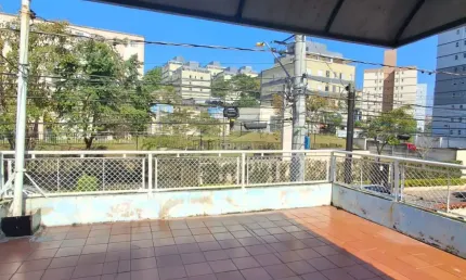 Casa com 2 quartos para alugar na Avenida Sara Zirlis, Vila Lutécia, Santo André