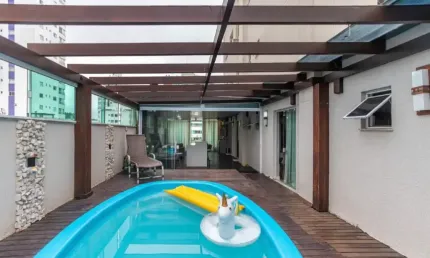Lindo apartamento no primeiro andar com piscina coberta no pioneiros