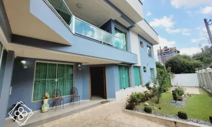 Casa com 4 Quartos no bairro Sessenta  – Ampla, Conservada e com Quintal