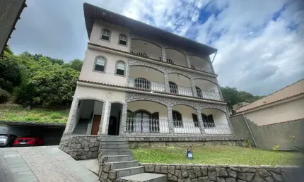 Amplo apartamento com 4 quartos 1 suíte no bairro Sessenta / Volta Redonda