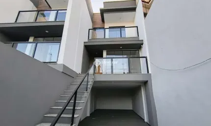 Casa com 2 suítes, 2 vagas de garagem, quintal e 118,60 m² de área construída a venda no bairro conforto, volta redonda/rj