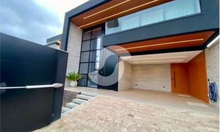 Casa moderna, sofisticada e a poucos metros da praia.