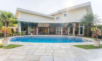 Casa em condomínio para venda com 4 quartos, sendo 4 suítes, 462m²